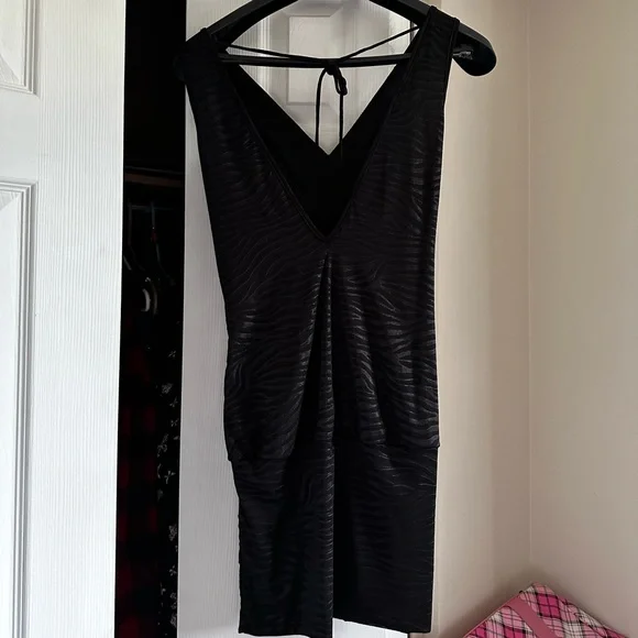 Sequin middle low cut dress - Picture 2 of 3